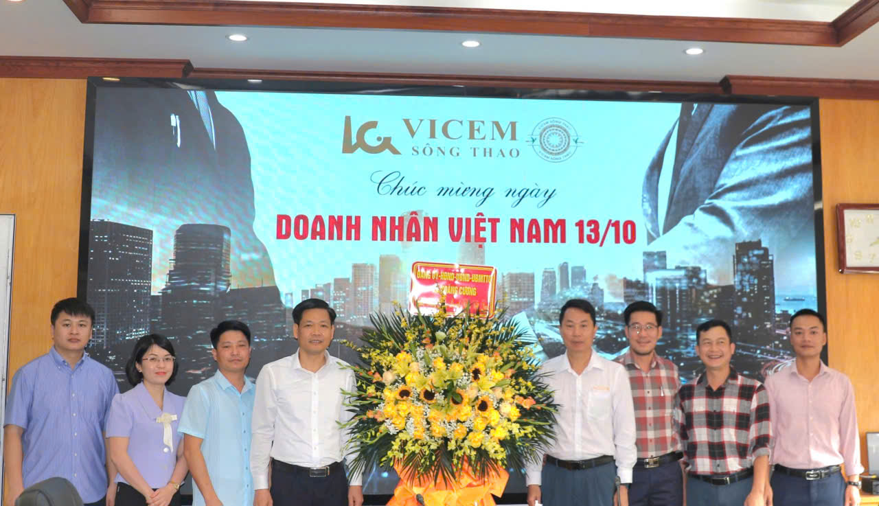 Lãnh đạo Đảng uỷ- HĐND-UBND xã Hoàng Cương chúc mừng Công ty CP Xi măng Vicem Sông Thao nhân dịp kỷ niệm Ngày Doanh nhân Việt Nam 13/10