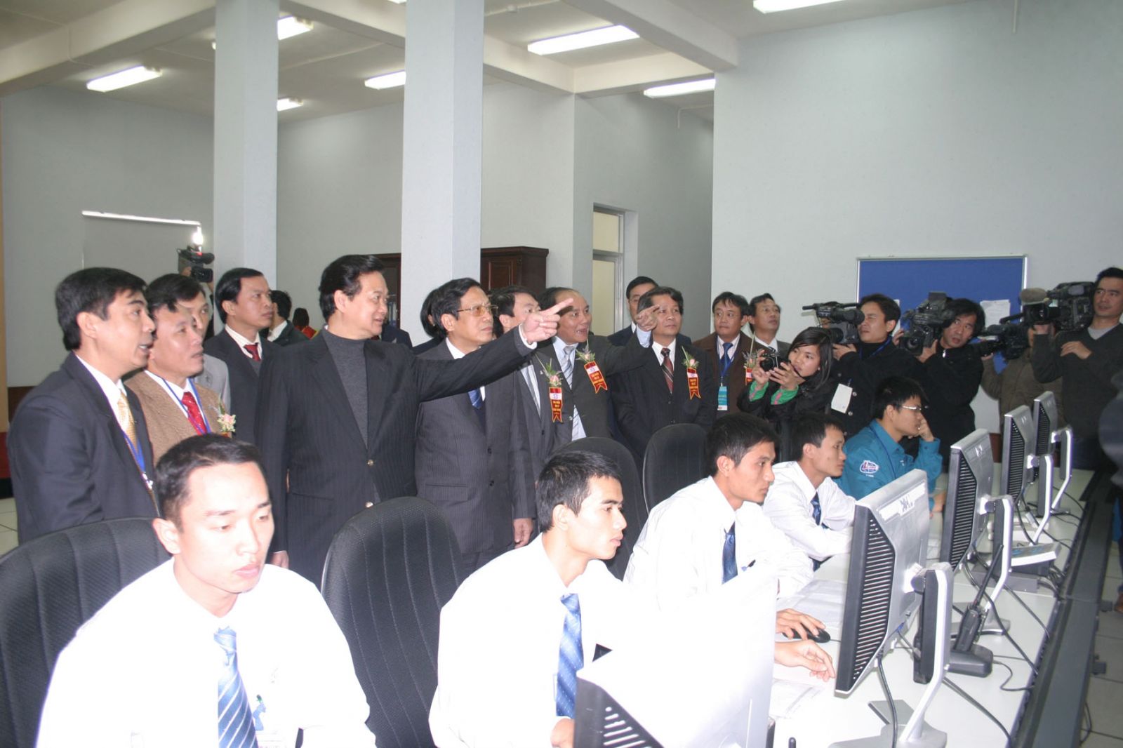 Thủ tường Chính phủ Nguyễn Tấn Dũng thăm phòng làm việc Điều khiển trung tâm